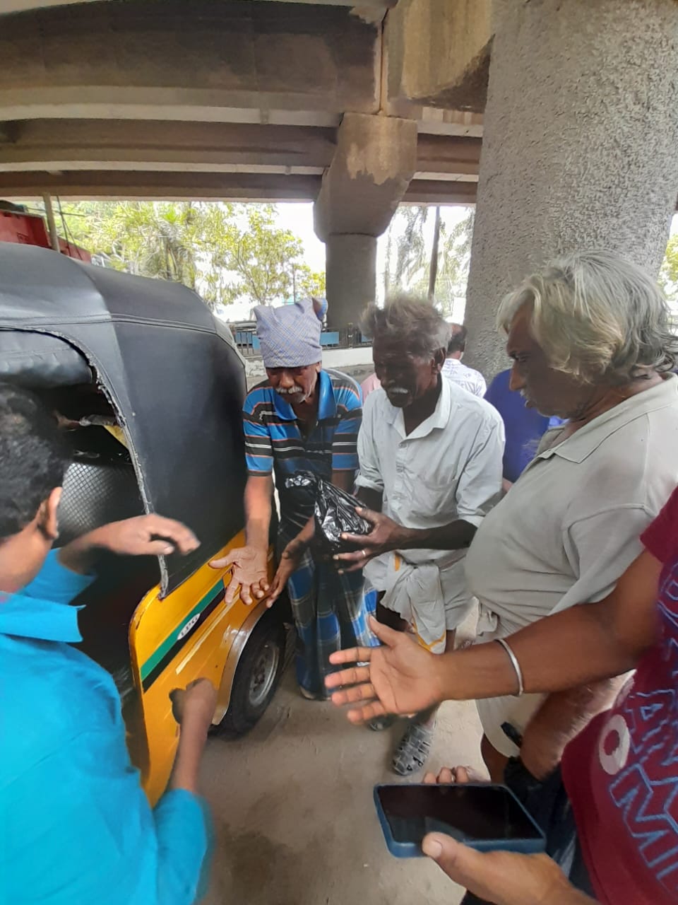 Community Feeding — photo 4
